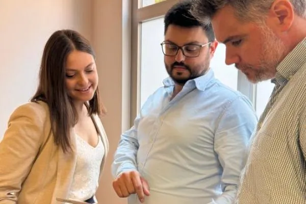 Consultores de Ingedop revisando información estratégica en una tablet durante una reunión.