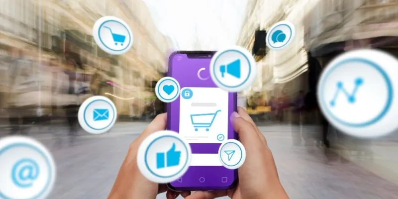 Estrategia de ventas digitales y marketing online representada en iconos sobre smartphone.
