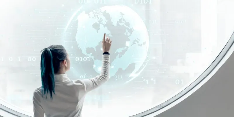 Mujer interactuando con proyección digital del planeta en concepto de transformación digital 360.