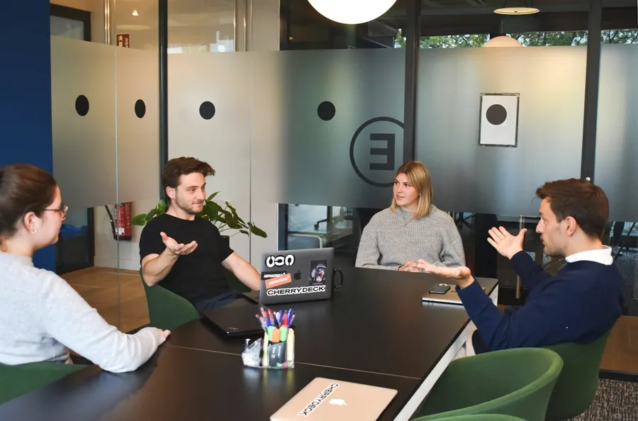 Consultores de Ingedop reunidos con el equipo de una empresa de servicios profesionales para analizar la rentabilidad de sus proyectos