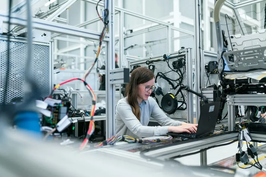 Ingeniera controlando la producción en una planta de fabricación industrial con el Método POMA