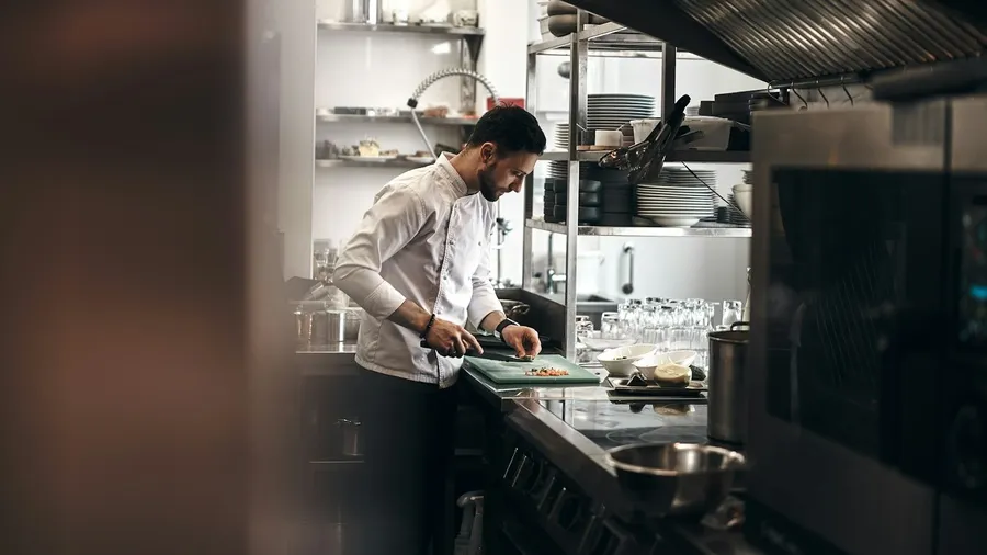 Chef en una cocina profesional: optimización de costes e inventario en hostelería